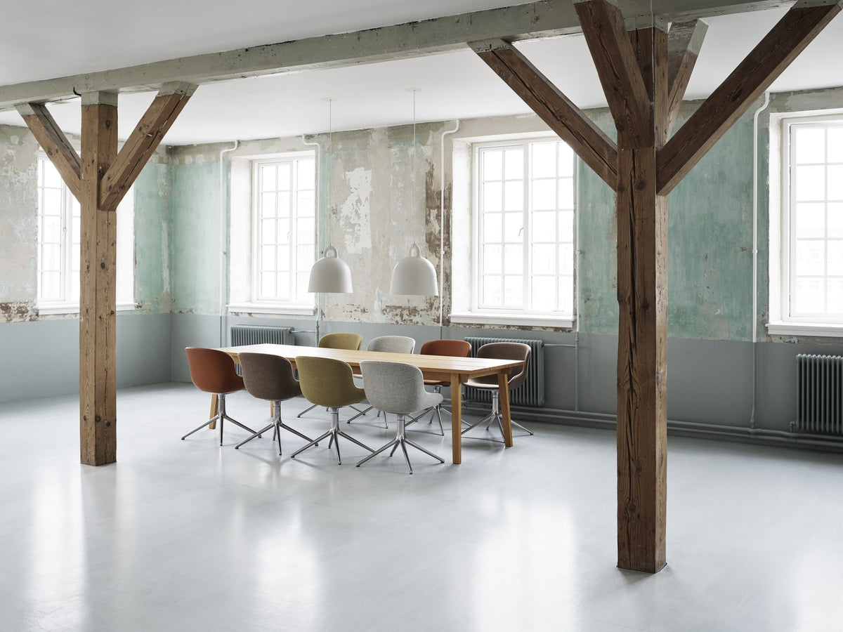 Drehstuhl Hyg von Normann Copenhagen mit gepolsterter Sitzschale in Braun, organisch geschwungener Form und vierstrahligem Aluminiumfuss.