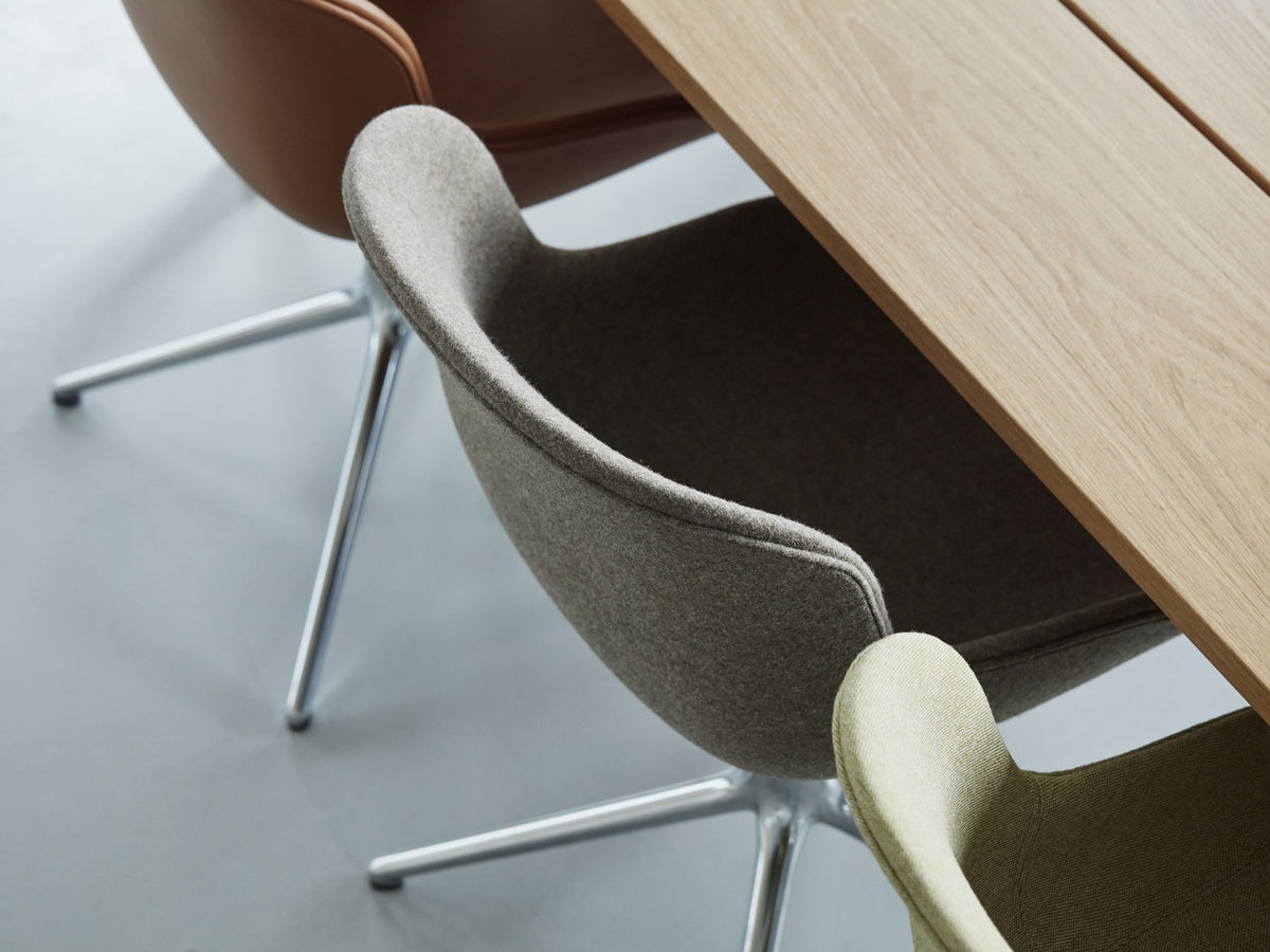 Hyg Drehsessel von Normann Copenhagen mit vollgepolsterter Sitzschale, organischer Rundung und Gestell aus pulverbeschichtetem Aluminium.