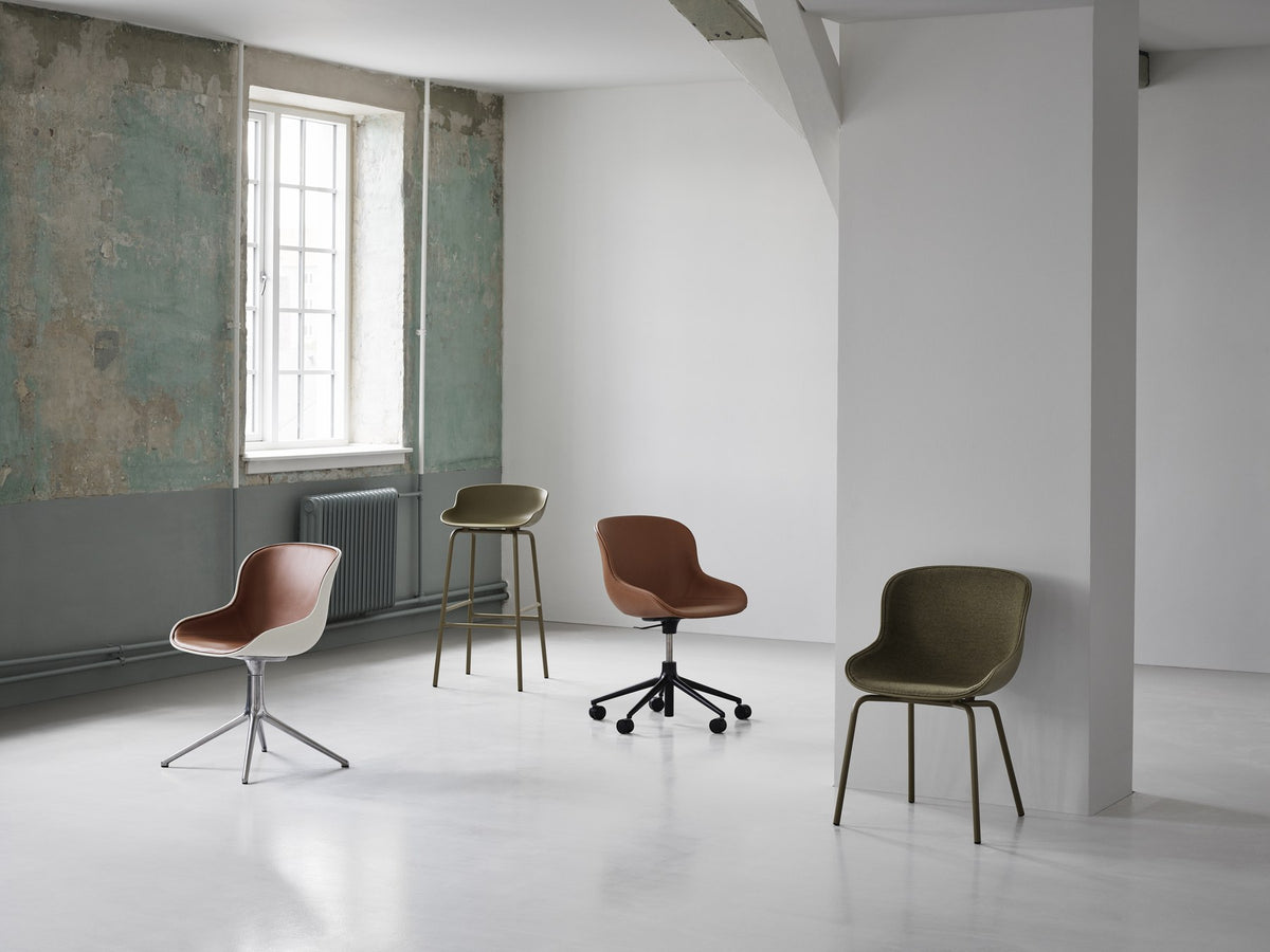 Hyg Drehstuhl 4W von Normann Copenhagen in Weiss: Schale aus Polypropylen mit Frontpolster, montiert auf Aluminium-Drehgestell mit vier Rollen.