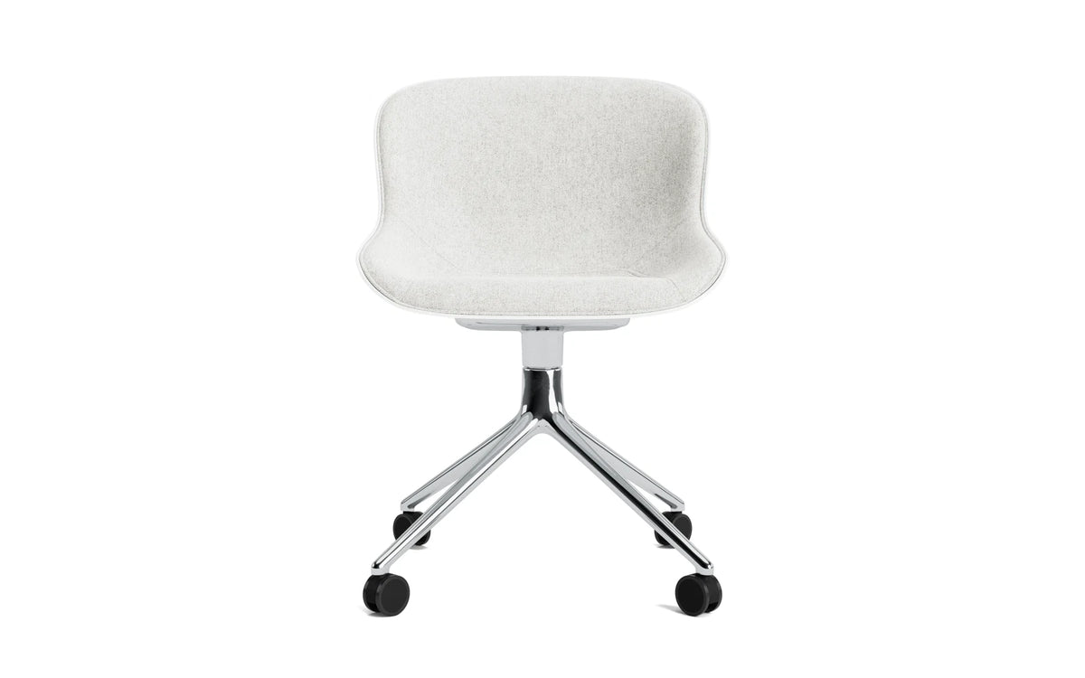 Hyg Drehstuhl 4W Aluminium Weiss/Hallingdal in Hallingdal 110 präsentiert im Onlineshop von KAQTU Design AG. Drehstuhl ist von Normann Copenhagen