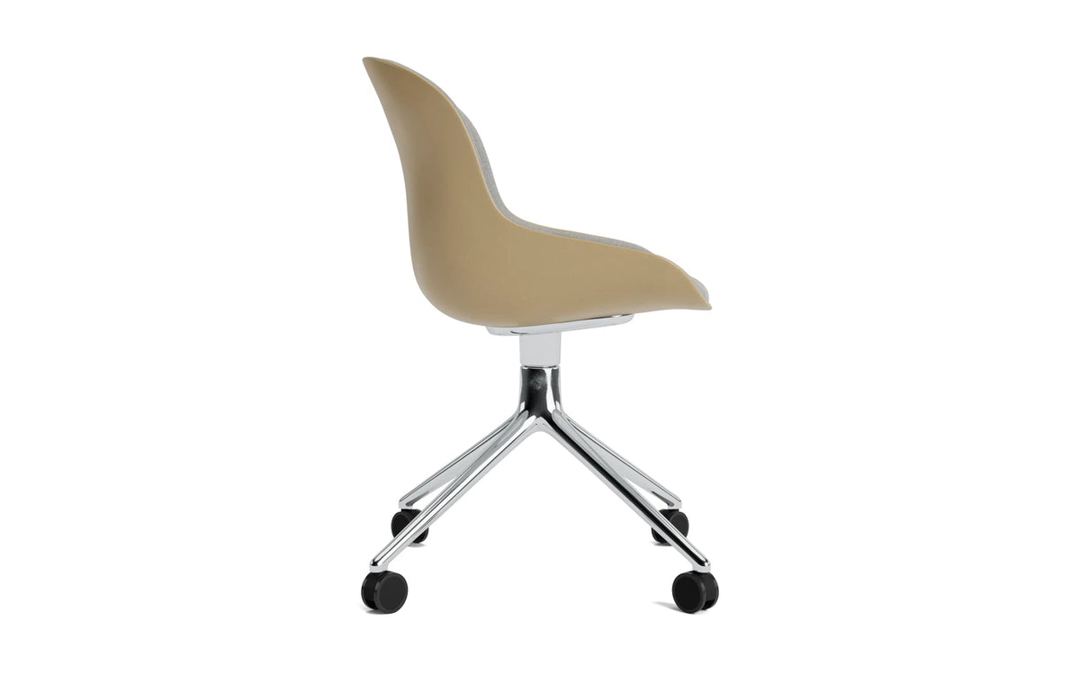 Hyg Drehstuhl 4W Frontpolster Aluminium Sand/Remix in Remix 133 präsentiert im Onlineshop von KAQTU Design AG. Drehstuhl ist von Normann Copenhagen