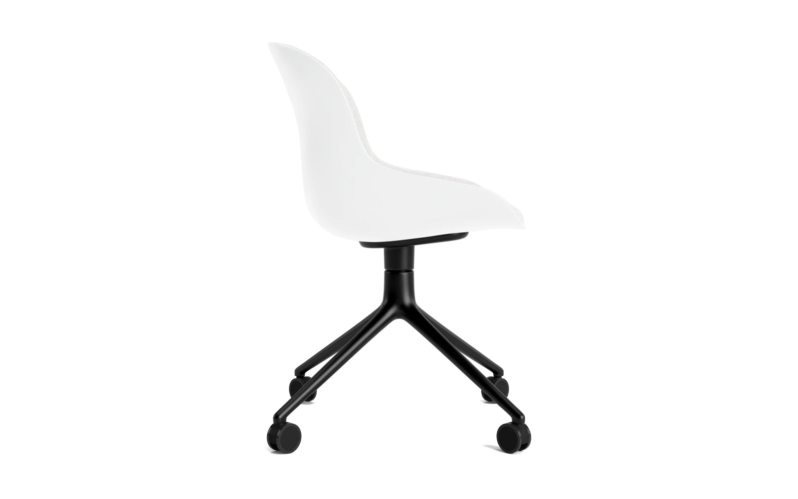 Hyg Drehstuhl 4W Frontpolster Schwartz Alu Weiss/Hallingdal in Hallingdal 110 präsentiert im Onlineshop von KAQTU Design AG. Drehstuhl ist von Normann Copenhagen