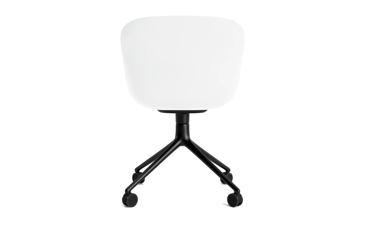Hyg Drehstuhl 4W Frontpolster Schwartz Alu Weiss/Hallingdal in Hallingdal 110 präsentiert im Onlineshop von KAQTU Design AG. Drehstuhl ist von Normann Copenhagen