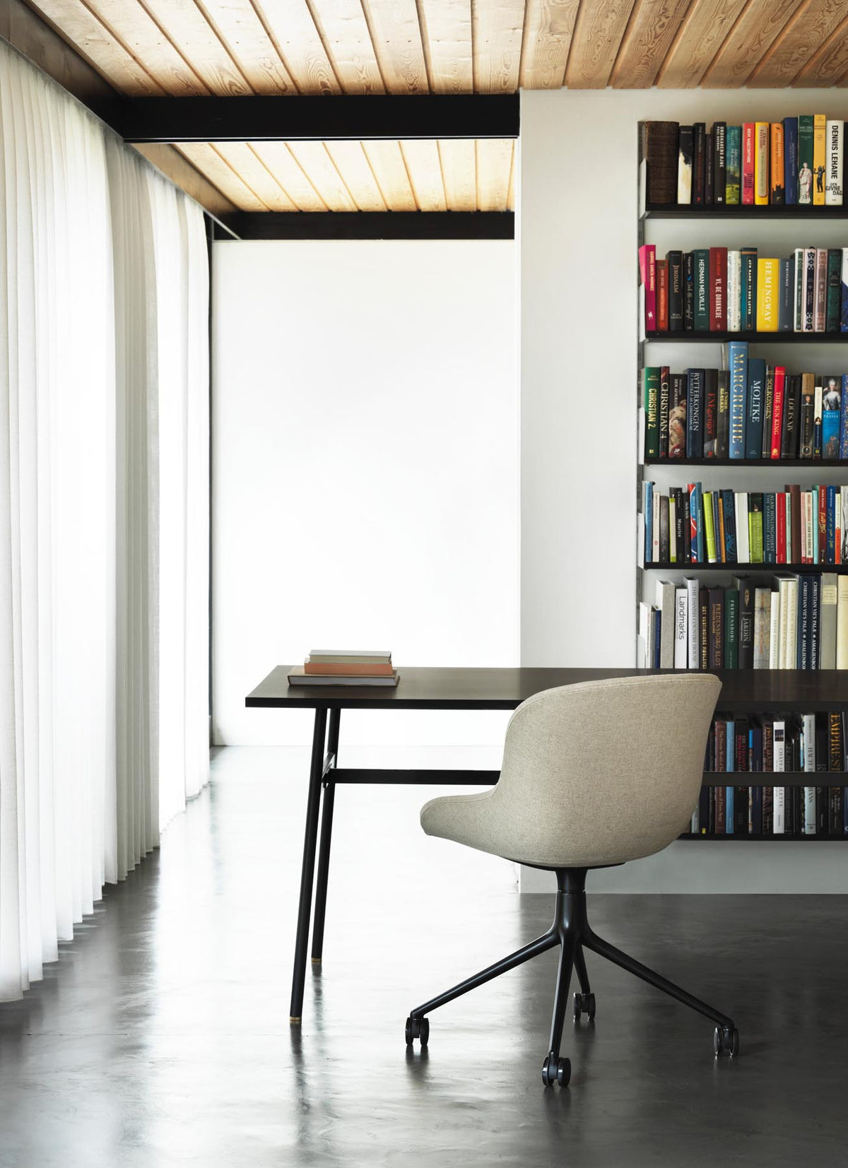 Hyg Drehstuhl 4W Frontpolster Schwartz Alu Weiss/Hallingdal in Hallingdal 110 präsentiert im Onlineshop von KAQTU Design AG. Drehstuhl ist von Normann Copenhagen
