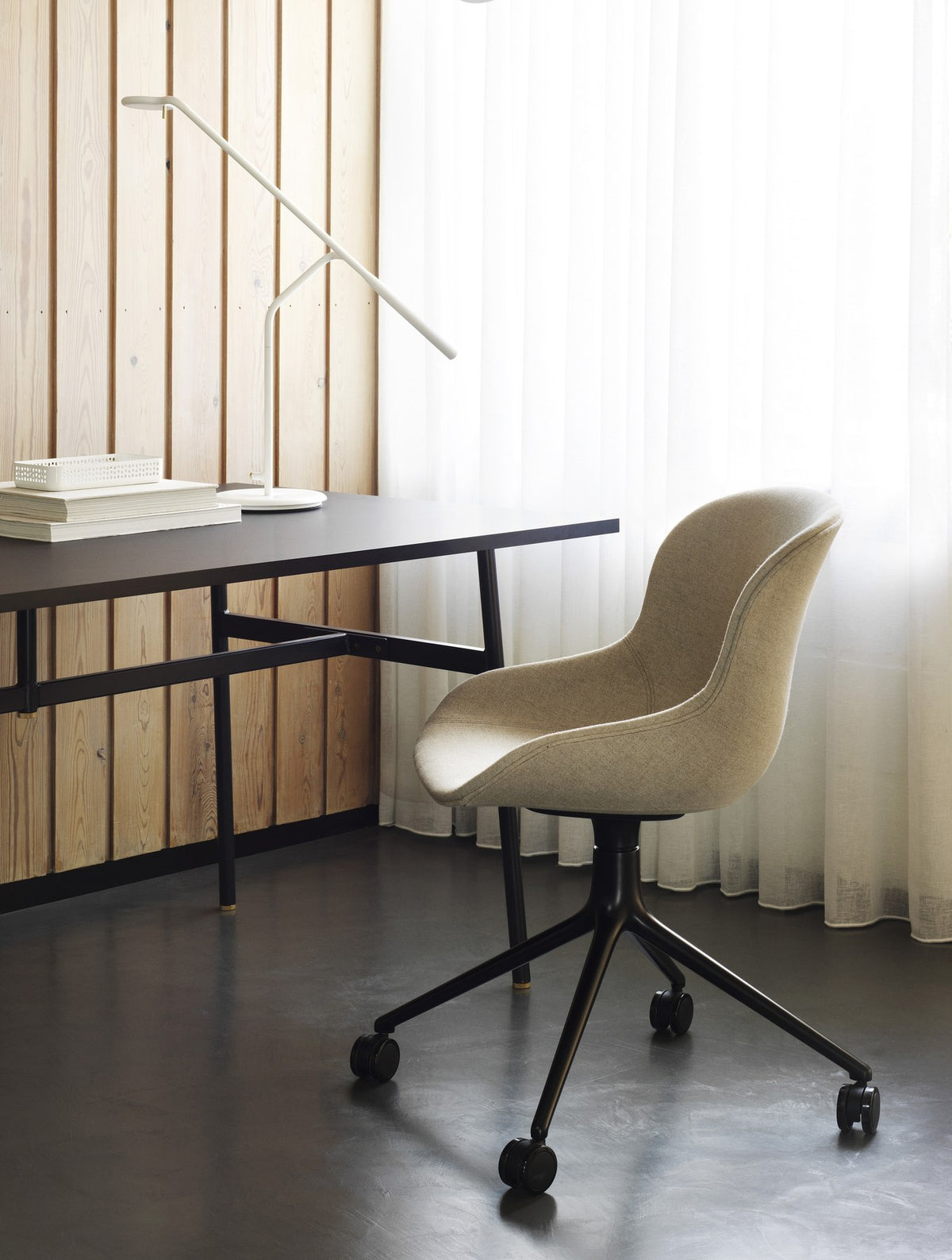 Beiger Drehstuhl Hyg 4W von Normann Copenhagen: Schale aus Polypropylen mit Frontpolster, Drehgestell mit vier Rollen aus Aluminium.