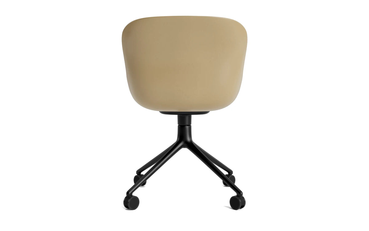 Hyg Drehstuhl 4W Frontpolster Schwartz Alu Sand/Remix in Remix 133 präsentiert im Onlineshop von KAQTU Design AG. Drehstuhl ist von Normann Copenhagen