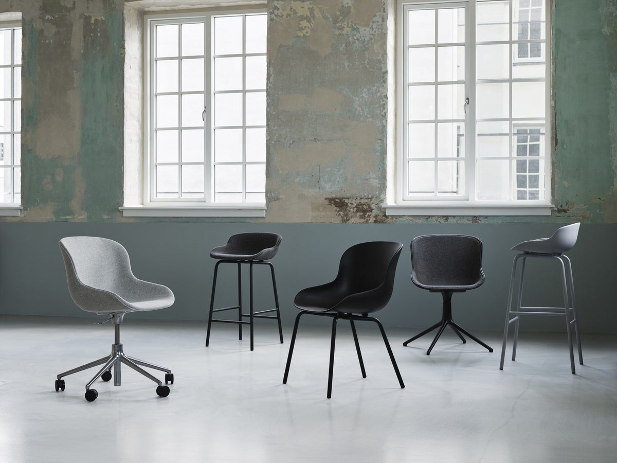Hyg Drehstuhl von Normann Copenhagen in Sand mit Frontpolster, Schale aus Polypropylen auf Drehgestell mit Aluminiumfuss und Rollen.