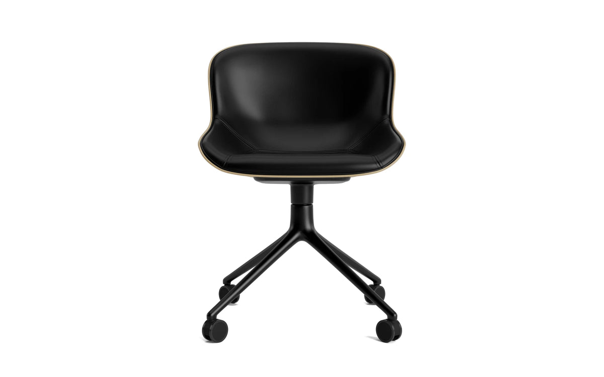 Hyg Drehstuhl 4W Frontpolster Schwartz Alu Sand/Ultra in Ultra 41599 präsentiert im Onlineshop von KAQTU Design AG. Drehstuhl ist von Normann Copenhagen