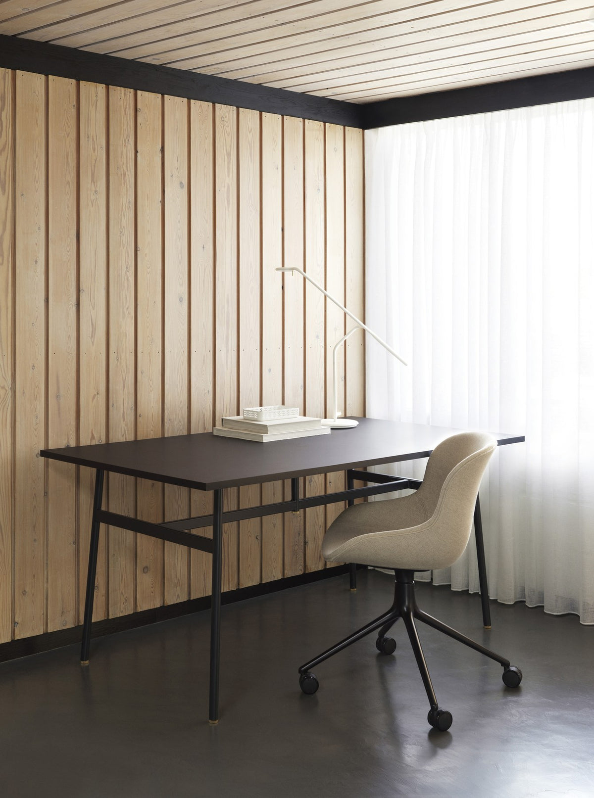 Hyg Comfort Drehstuhl in Beige mit vollgepolsterter Sitzschale aus Polypropylen und PU-Schaum, Drehsockel aus Aluminium mit vier Rollen.