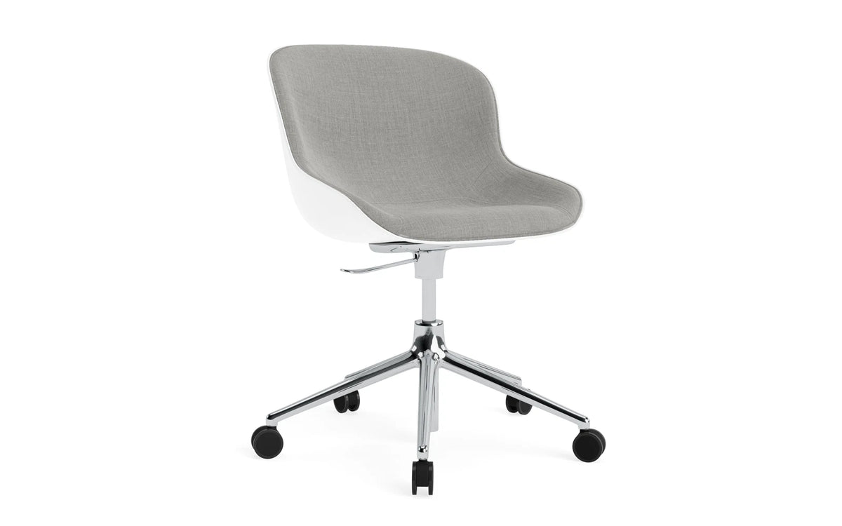Hyg Drehstuhl mit 5 Rollen Gas Lift Frontpolster Alu Weiss/Remix in Remix 133 präsentiert im Onlineshop von KAQTU Design AG. Dreh-Schalenstuhl ist von Normann Copenhagen