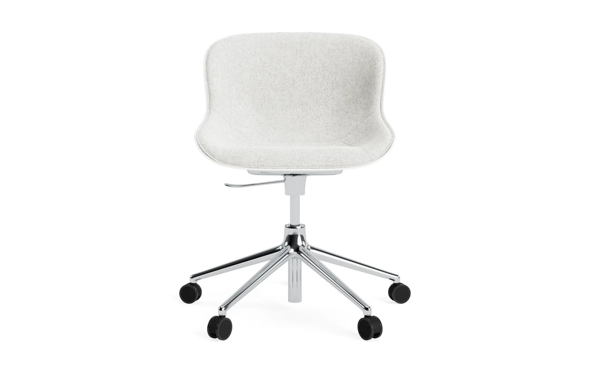 Hyg Drehstuhl mit 5 Rollen Gas Lift Frontpolster Alu Weiss/Hallingdal in Hallingdal 110 präsentiert im Onlineshop von KAQTU Design AG. Dreh-Schalenstuhl ist von Normann Copenhagen