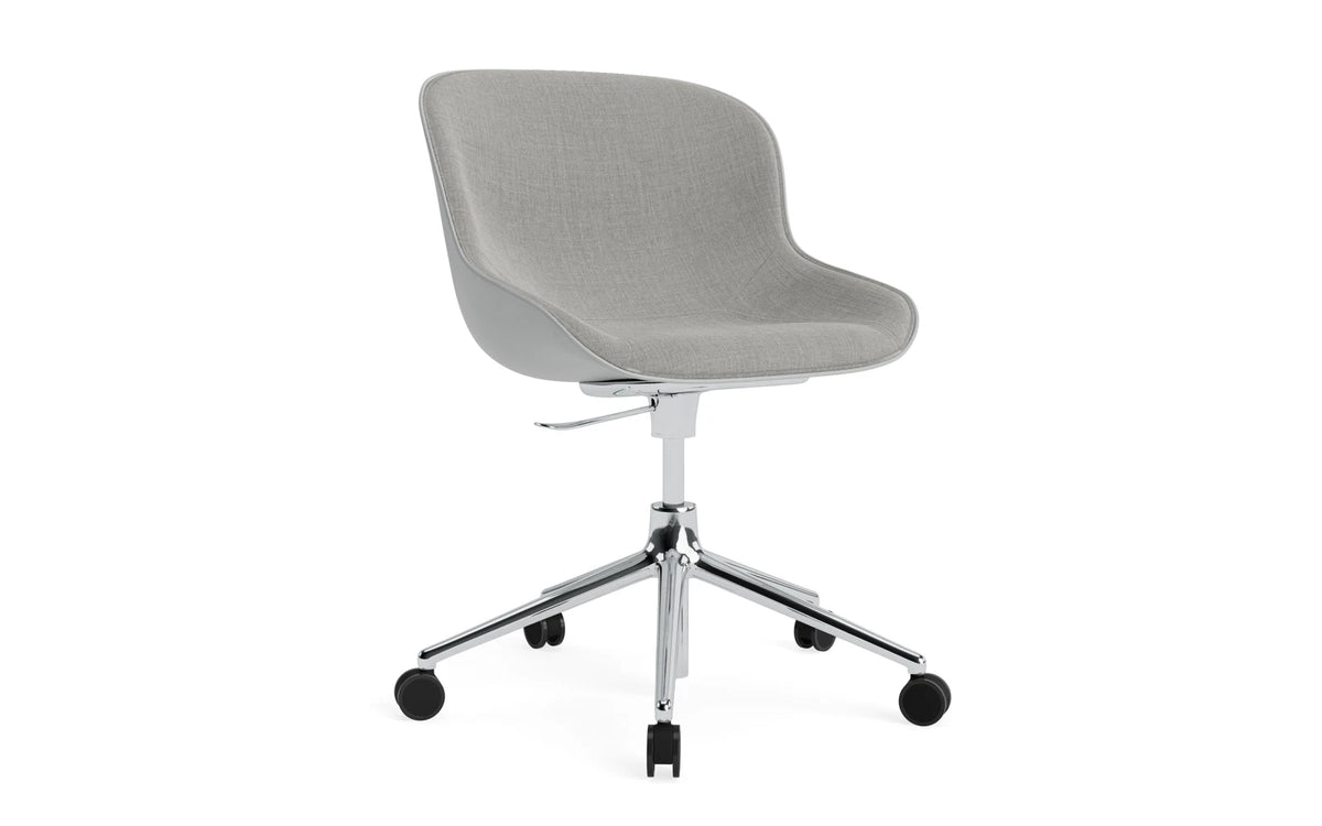 Hyg Drehstuhl mit 5 Rollen Gas Lift Frontpolster Alu Grau/Remix in Remix 133 präsentiert im Onlineshop von KAQTU Design AG. Dreh-Schalenstuhl ist von Normann Copenhagen