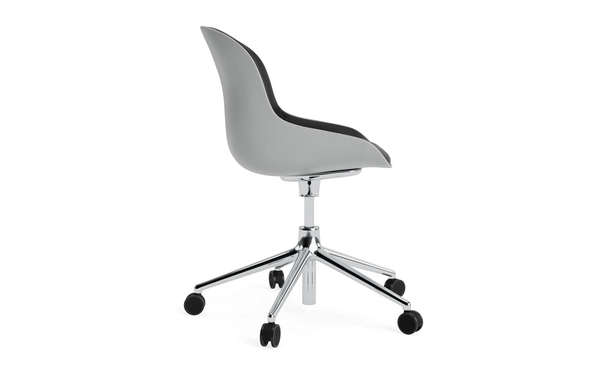 Hyg Drehstuhl mit 5 Rollen Gas Lift Frontpolster Alu Grau/Ultra in Ultra 41599 präsentiert im Onlineshop von KAQTU Design AG. Dreh-Schalenstuhl ist von Normann Copenhagen