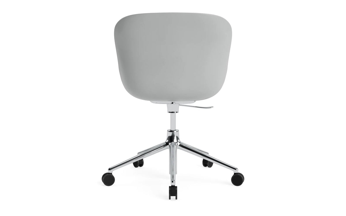 Hyg Drehstuhl mit 5 Rollen Gas Lift Frontpolster Alu Grau/Ultra in Ultra 41599 präsentiert im Onlineshop von KAQTU Design AG. Dreh-Schalenstuhl ist von Normann Copenhagen