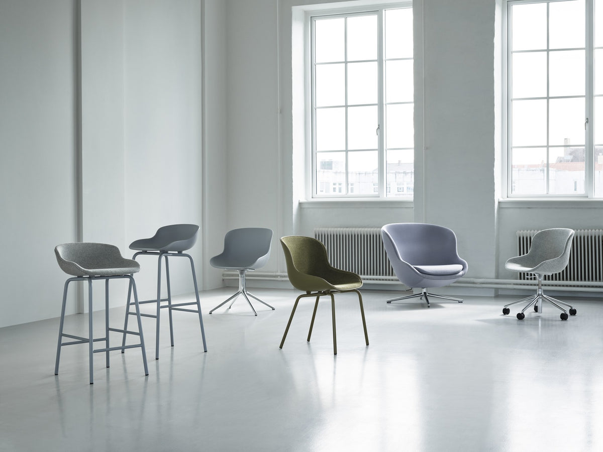 Hyg Drehsessel von Normann Copenhagen in Anthrazit, Schale aus Polypropylen, Aluminiumfuss mit 5 Rollen und Gas-Lift-Funktion.