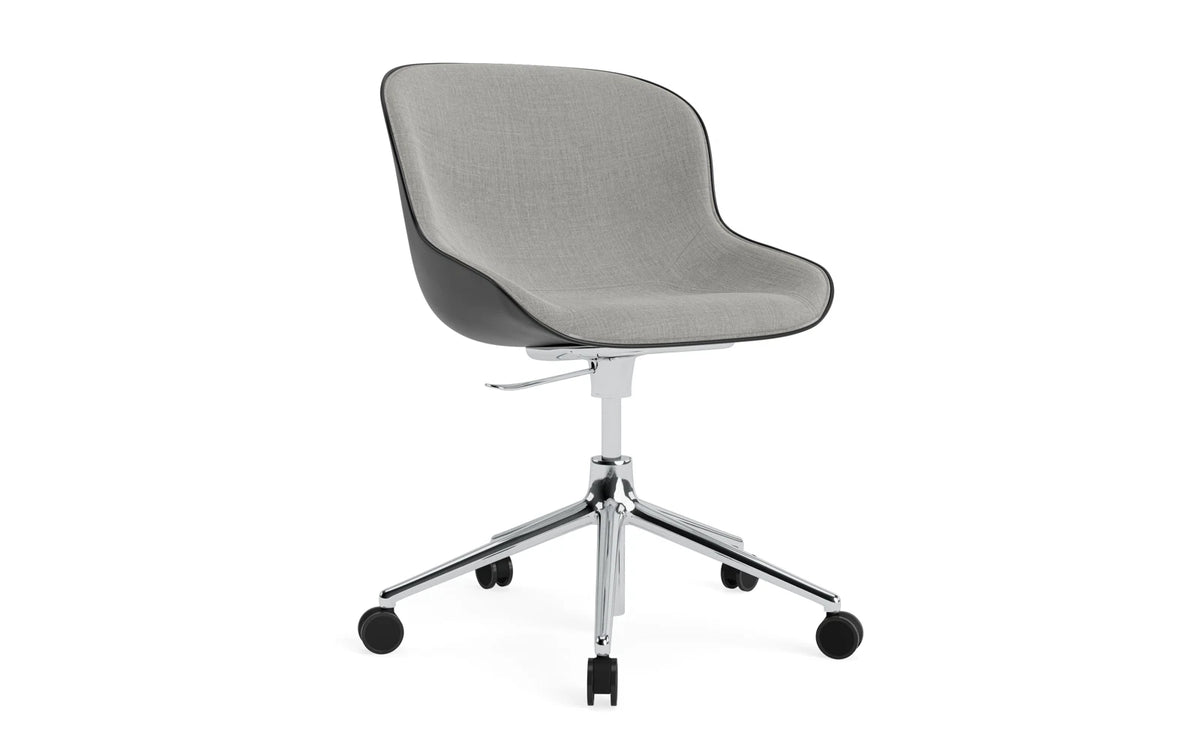 Hyg Drehstuhl mit 5 Rollen Gas Lift Frontpolster Alu Schwartz/Remix in Remix 133 präsentiert im Onlineshop von KAQTU Design AG. Dreh-Schalenstuhl mit Rollen ist von Normann Copenhagen