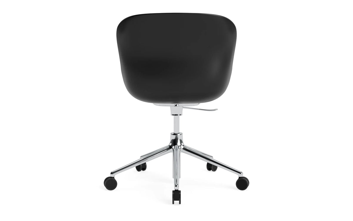 Hyg Drehstuhl mit 5 Rollen Gas Lift Frontpolster Alu Schwartz/Hallingdal in Hallingdal 110 präsentiert im Onlineshop von KAQTU Design AG. Dreh-Schalenstuhl ist von Normann Copenhagen