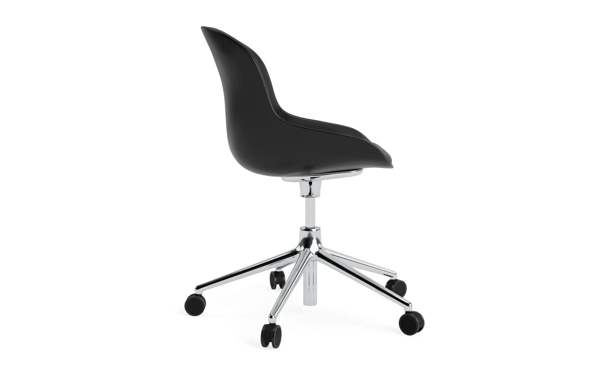 Hyg Drehstuhl mit 5 Rollen Gas Lift Frontpolster Alu Schwartz/Ultra in Ultra 41599 präsentiert im Onlineshop von KAQTU Design AG. Dreh-Schalenstuhl ist von Normann Copenhagen