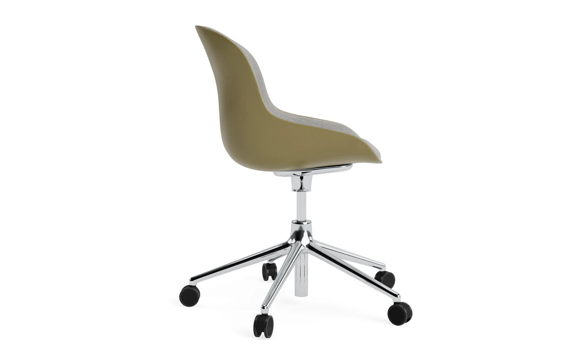 Hyg Drehstuhl mit 5 Rollen Gas Lift Frontpolster Alu Olive /Remix in Remix 133 präsentiert im Onlineshop von KAQTU Design AG. Dreh-Schalenstuhl ist von Normann Copenhagen