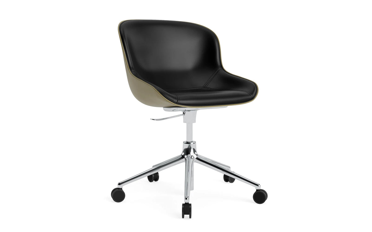 Hyg Drehstuhl mit 5 Rollen Gas Lift Frontpolster Alu Olive /Ultra in Ultra 41599 präsentiert im Onlineshop von KAQTU Design AG. Dreh-Schalenstuhl ist von Normann Copenhagen