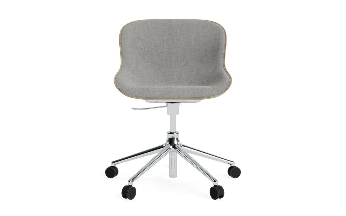 Hyg Drehstuhl mit Rollen Frontpolster Sand/Remix in Remix 133 präsentiert im Onlineshop von KAQTU Design AG. Dreh-Schalenstuhl mit Rollen ist von Normann Copenhagen