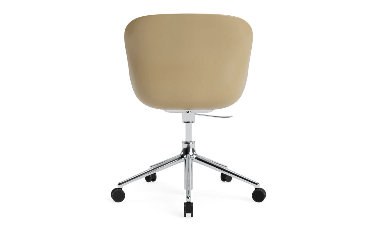 Hyg Drehstuhl mit Rollen Frontpolster Alu Sand/Ultra in Ultra 41599 präsentiert im Onlineshop von KAQTU Design AG. Dreh-Schalenstuhl ist von Normann Copenhagen