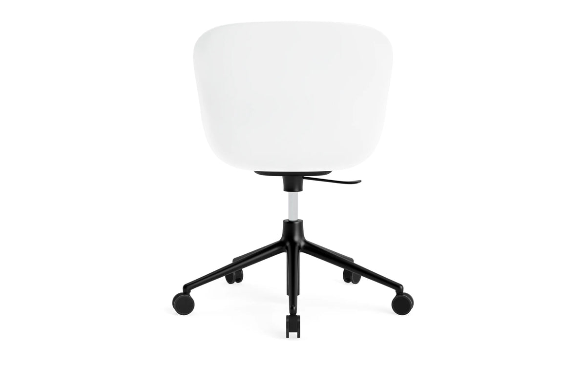 Hyg Drehstuhl mit 5 Rollen Gas Lift Frontpolster Schwartz Alu Weiss/Remix in Remix 133 präsentiert im Onlineshop von KAQTU Design AG. Dreh-Schalenstuhl ist von Normann Copenhagen
