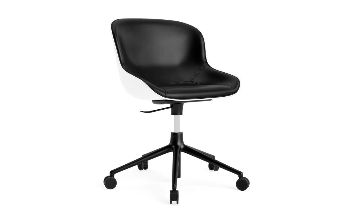 Hyg Drehstuhl mit 5 Rollen Gas Lift Frontpolster Schwartz Alu Weiss/Ultra in Ultra 41599 präsentiert im Onlineshop von KAQTU Design AG. Dreh-Schalenstuhl ist von Normann Copenhagen