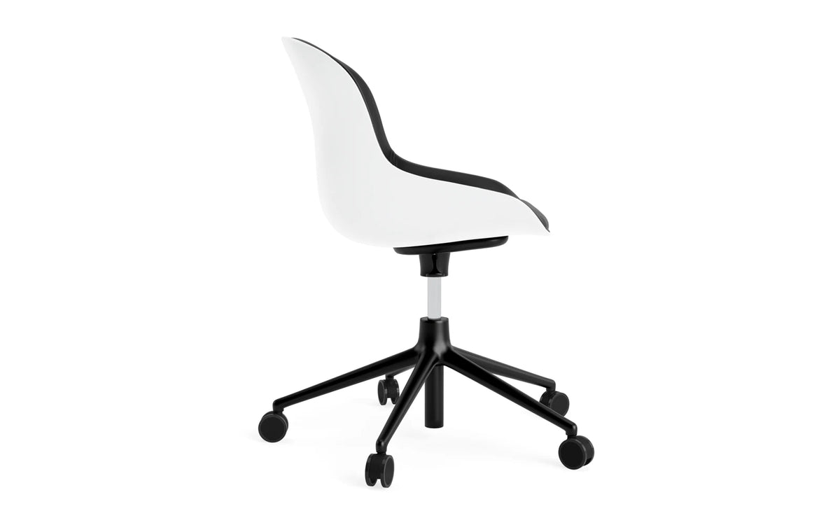 Hyg Drehstuhl mit 5 Rollen Gas Lift Frontpolster Schwartz Alu Weiss/Ultra in Ultra 41599 präsentiert im Onlineshop von KAQTU Design AG. Dreh-Schalenstuhl ist von Normann Copenhagen