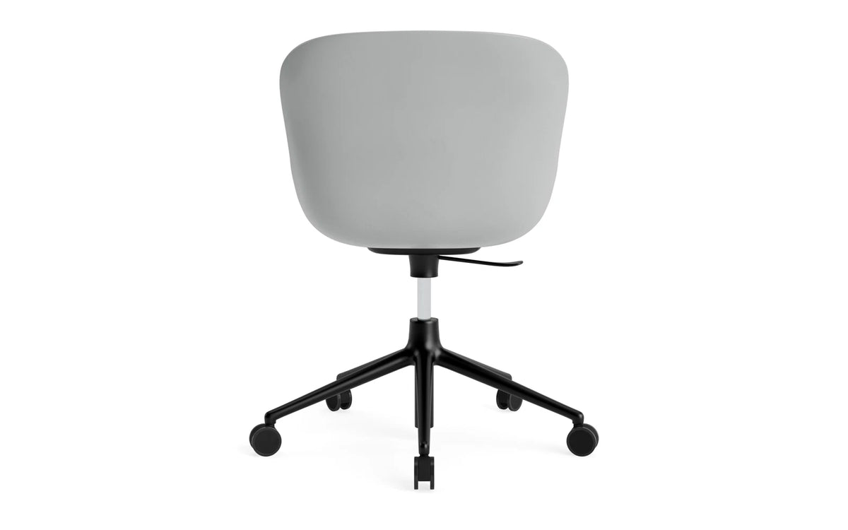 Hyg Drehstuhl mit 5 Rollen Gas Lift Frontpolster Schwartz Alu Grau/Remix in Remix 133 präsentiert im Onlineshop von KAQTU Design AG. Dreh-Schalenstuhl ist von Normann Copenhagen