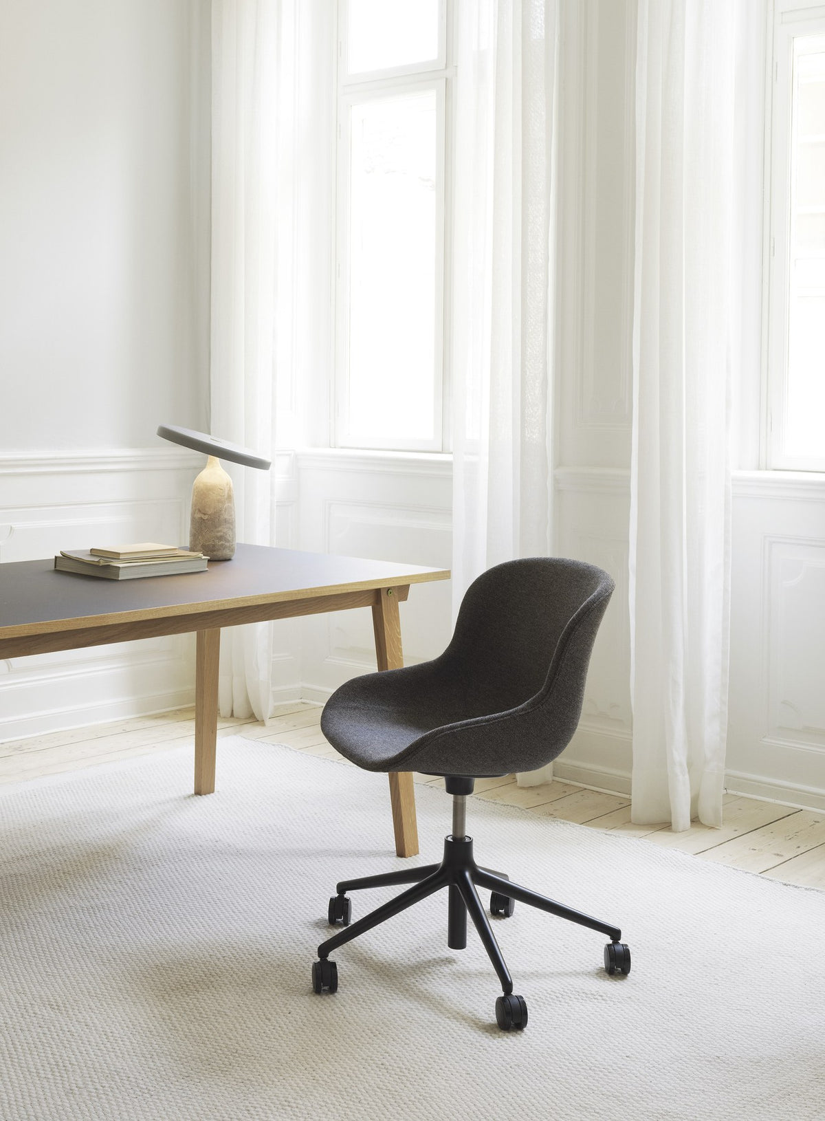 Drehsessel Hyg von Normann Copenhagen in Anthrazit: Schale aus Polypropylen mit Frontpolster, Gaslift-Fuss aus Aluminium.