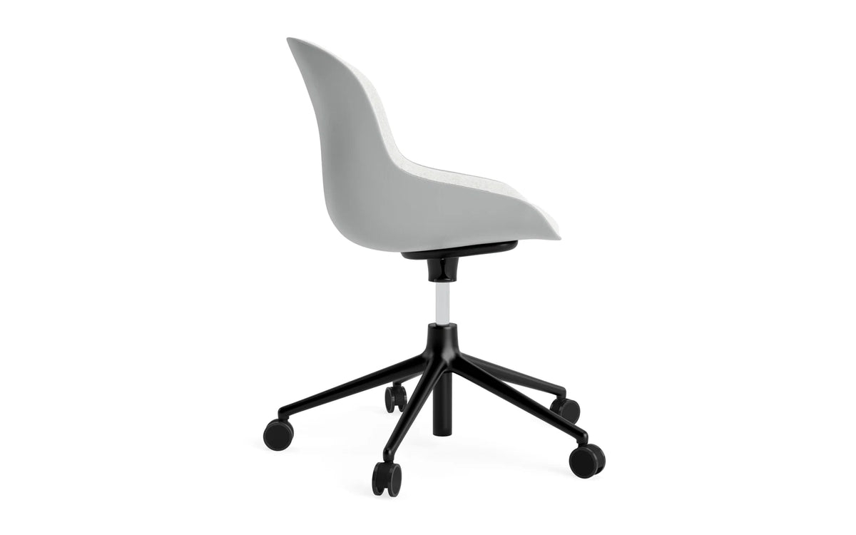 Hyg Drehstuhl mit 5 Rollen Gas Lift Frontpolster Schwartz Alu Grau/Hallingdal in Hallingdal 110 präsentiert im Onlineshop von KAQTU Design AG. Dreh-Schalenstuhl ist von Normann Copenhagen