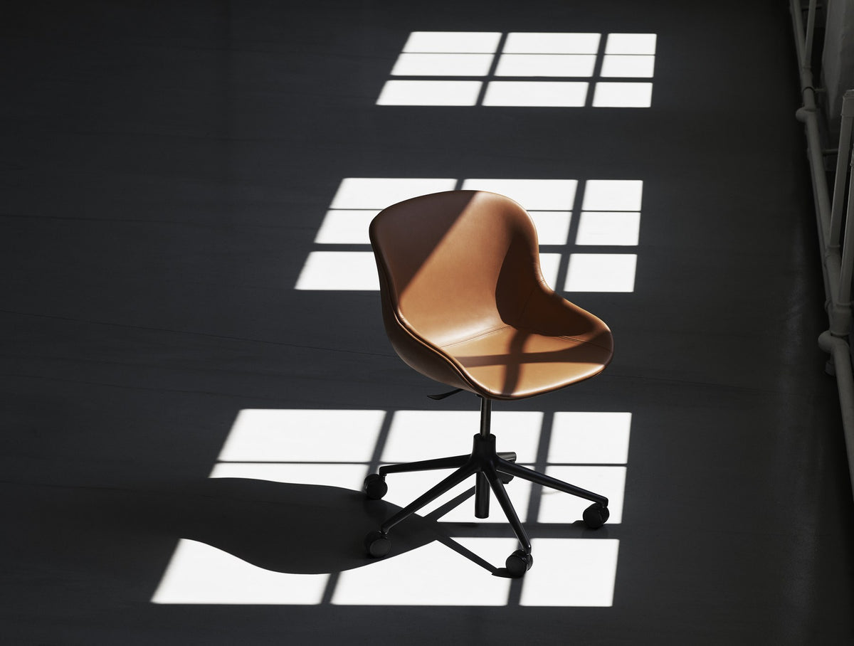 Drehsessel Hyg von Normann Copenhagen in Anthrazit: Schale aus Polypropylen mit Frontpolster, Gaslift-Fuss aus Aluminium.