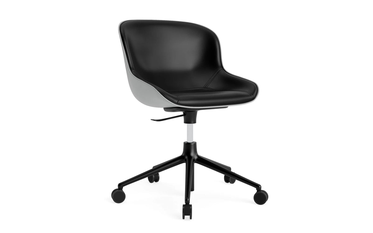 Hyg Drehstuhl mit 5 Rollen Gas Lift Frontpolster Schwartz Alu Grau/Ultra in Ultra 41599 präsentiert im Onlineshop von KAQTU Design AG. Dreh-Schalenstuhl ist von Normann Copenhagen