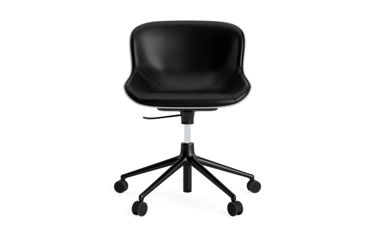 Hyg Drehstuhl mit 5 Rollen Gas Lift Frontpolster Schwartz Alu Grau/Ultra in Ultra 41599 präsentiert im Onlineshop von KAQTU Design AG. Dreh-Schalenstuhl ist von Normann Copenhagen