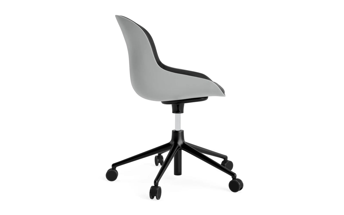 Hyg Drehstuhl mit 5 Rollen Gas Lift Frontpolster Schwartz Alu Grau/Ultra in Ultra 41599 präsentiert im Onlineshop von KAQTU Design AG. Dreh-Schalenstuhl ist von Normann Copenhagen