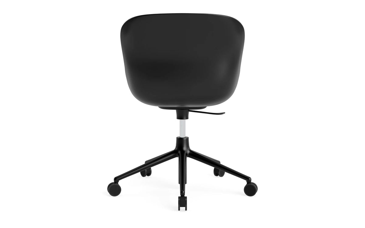 Hyg Drehstuhl mit Rollen und Gaslift Frontpolster Schwartz Alu Schwartz/Hallingdal in Hallingdal 110 präsentiert im Onlineshop von KAQTU Design AG. Dreh-Schalenstuhl ist von Normann Copenhagen