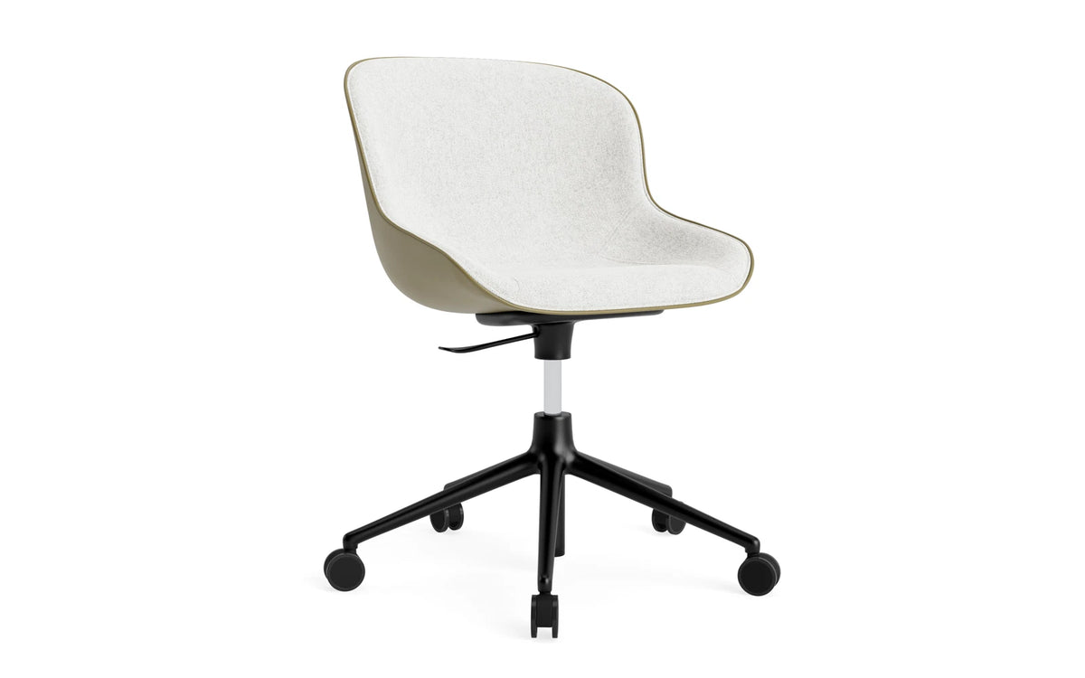Hyg Drehstuhl mit 5 Rollen Gas Lift Frontpolster Schwartz Alu Olive /Hallingdal in Hallingdal 110 präsentiert im Onlineshop von KAQTU Design AG. Dreh-Schalenstuhl ist von Normann Copenhagen