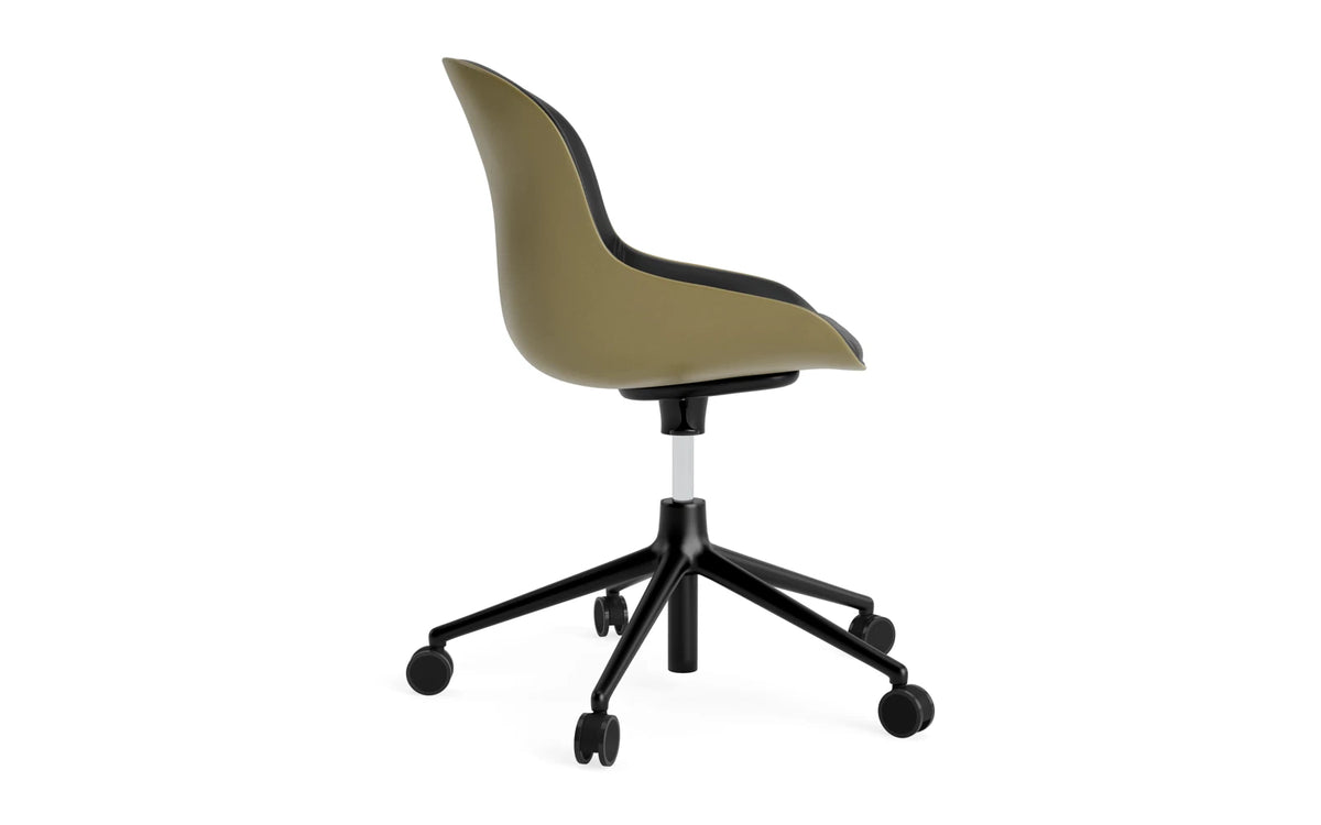 Hyg Drehstuhl mit 5 Rollen Gas Lift Frontpolster Schwartz Alu Olive /Ultra in Ultra 41599 präsentiert im Onlineshop von KAQTU Design AG. Dreh-Schalenstuhl ist von Normann Copenhagen