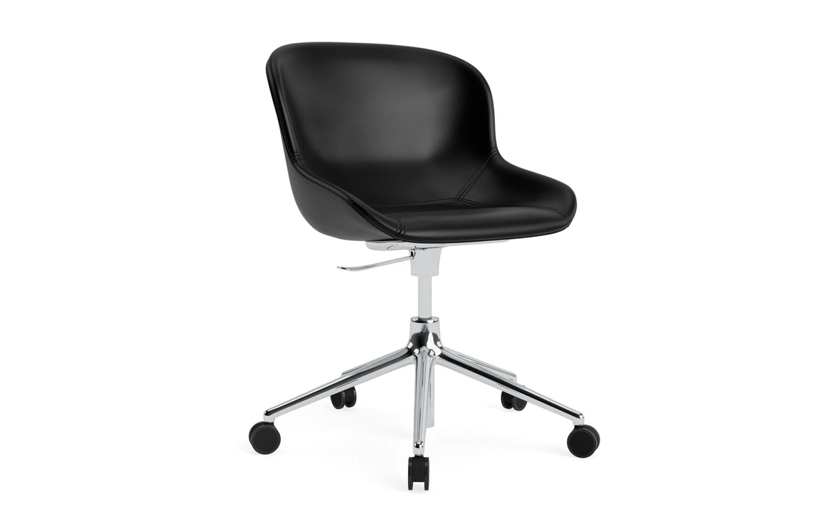 Hyg Drehstuhl mit Rollen Vollpolster aluminium Ultra leder in Ultra 41599 präsentiert im Onlineshop von KAQTU Design AG. Dreh-Schalenstuhl mit Rollen ist von Normann Copenhagen