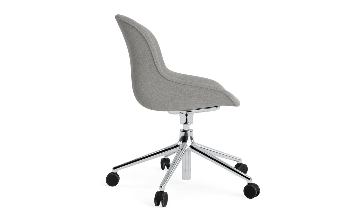 Hyg Comfort Drehstuhl mit 5 Rollen Gas Lift Polster Alu Remix in Remix 133 präsentiert im Onlineshop von KAQTU Design AG. Dreh-Schalenstuhl ist von Normann Copenhagen