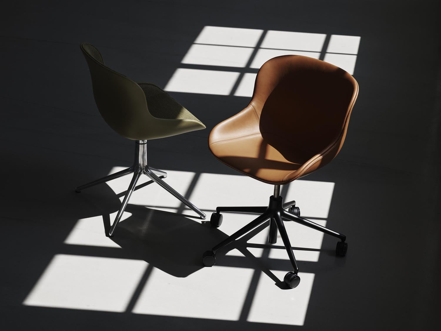 Hyg Comfort swivel armchair with 5 rollers gas lift upholstery aluminum Hallingdal