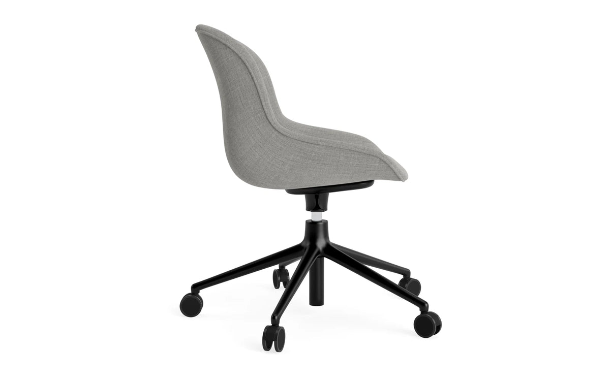 Hyg Comfort Drehstuhl mit 5 Rollen Gas Lift Polster Schwartz Alu Remix in Remix 133 präsentiert im Onlineshop von KAQTU Design AG. Bürostuhl ist von Normann Copenhagen
