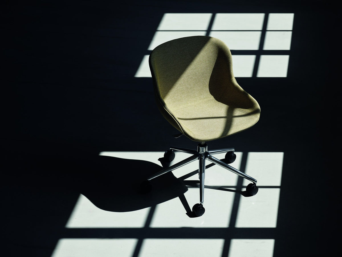 Grauer Hyg Comfort Drehsessel von Normann Copenhagen mit Polypropylen-Schale, Polsterung, Aluminium-Fussgestell und fünf Rollen.