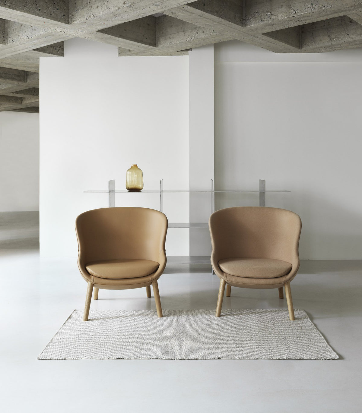 Hyg Lounge-Sessel von Normann Copenhagen in Beige mit schwarzen Eichenbeinen, geformte Sitzschale aus PU-Schaum, runde Form.