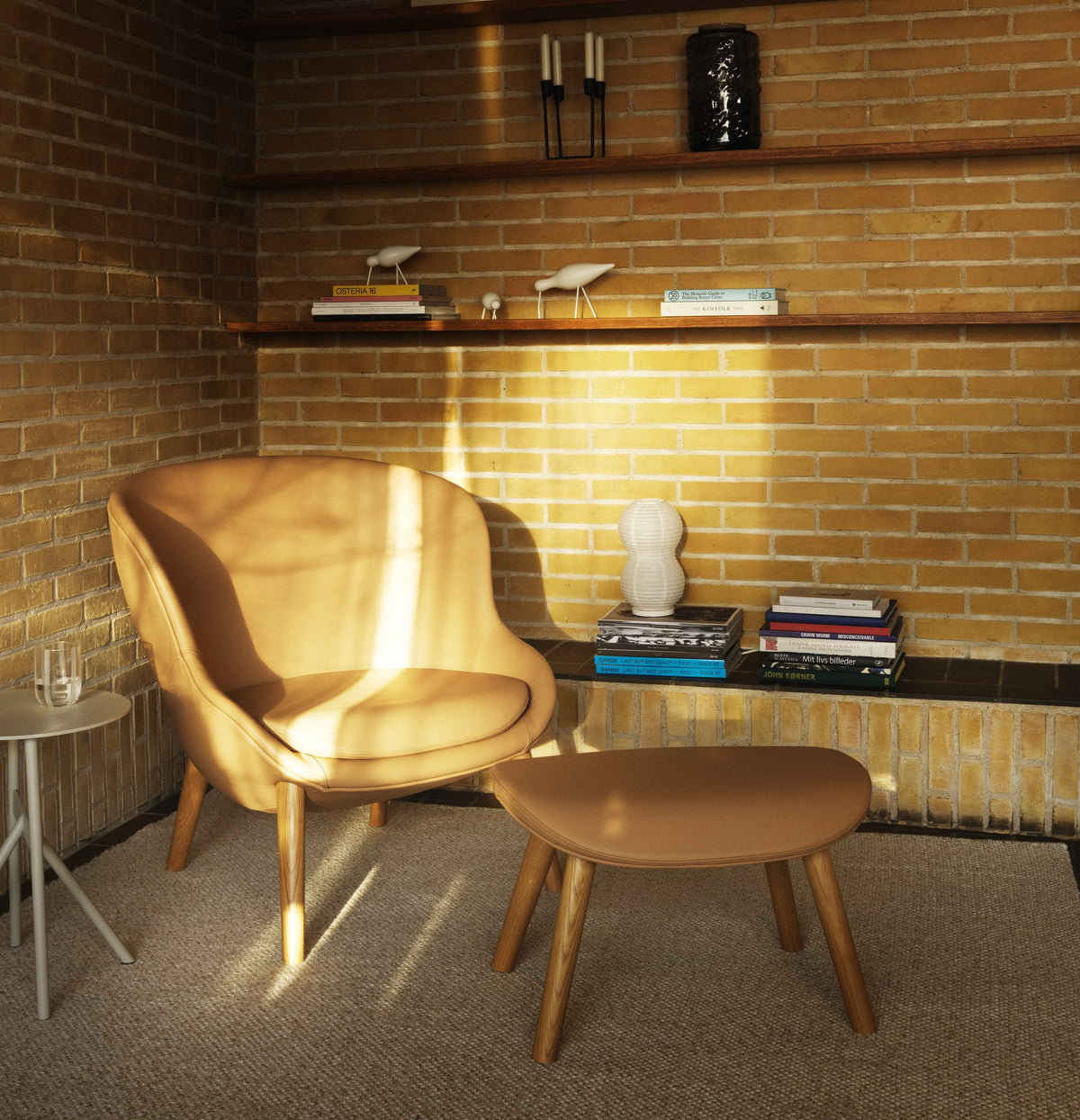 Hyg Lounge-Sessel von Normann Copenhagen in Beige mit schwarzen Eichenbeinen, geformte Sitzschale aus PU-Schaum, runde Form.