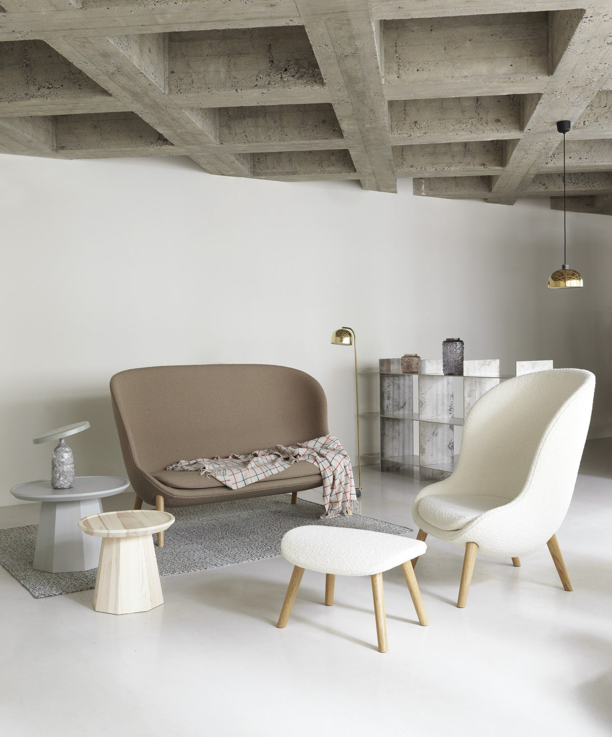 Hyg Lounge-Sessel Hoch Eiche von Normann Copenhagen in Beige, geformte Sitzschale aus PU-Schaum, hohe Rückenlehne, Beine aus Eiche.