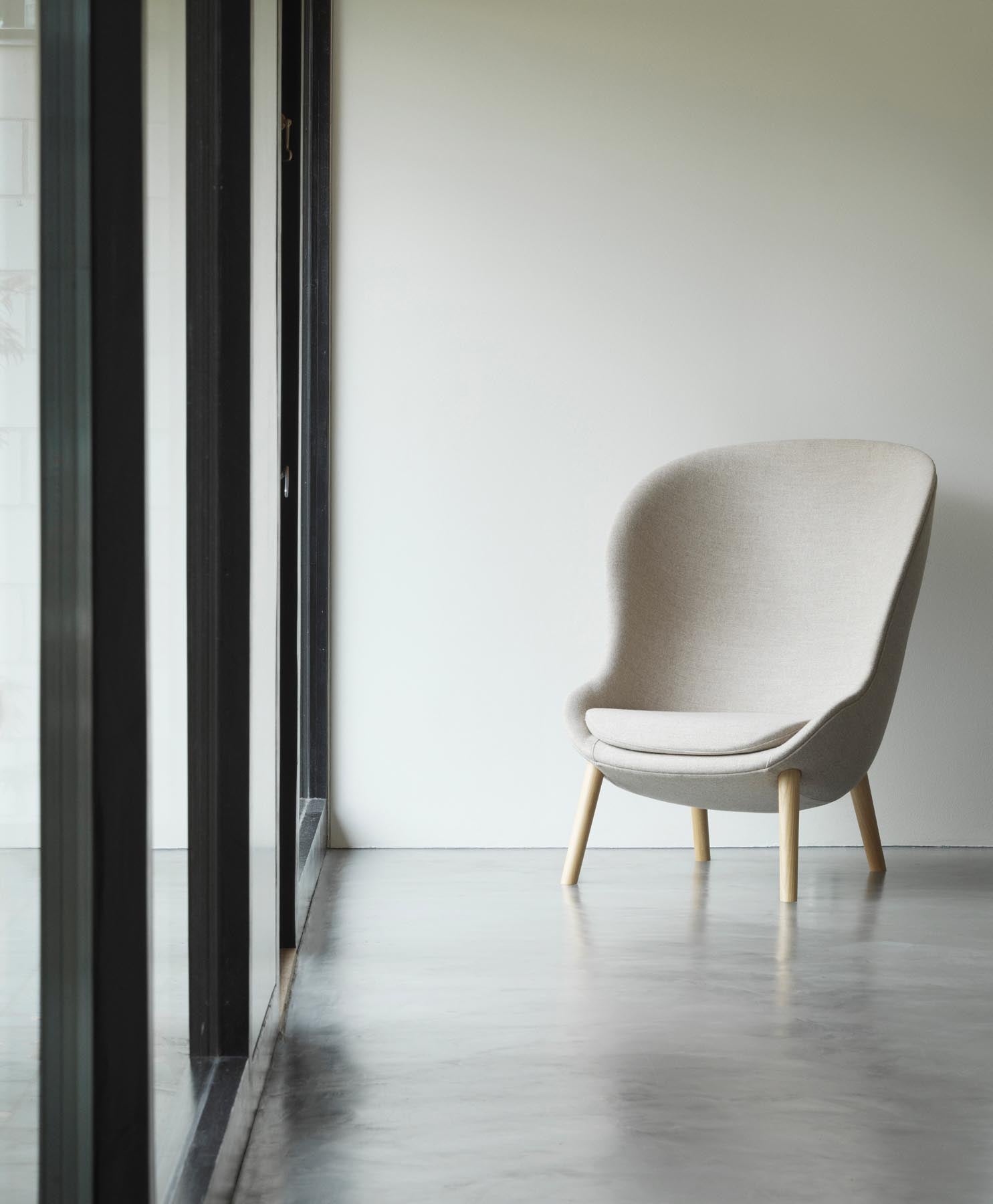 Der Hyg Lounge Sessel von Normann Copenhagen vereint dänische Hygge mit Komfort und Stil. Wählen Sie aus vielfältigen Stoff- und Lederoptionen.