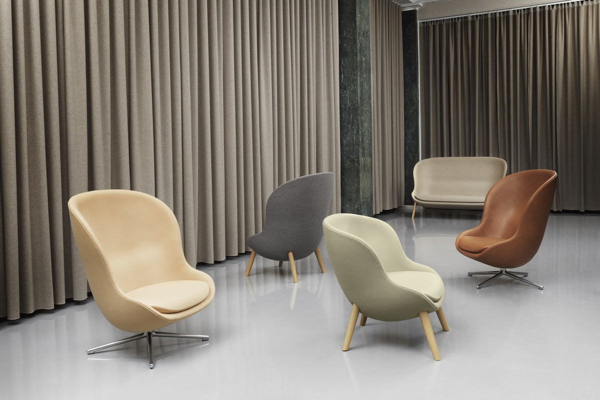 Hyg Lounge-Sessel Hoch von Normann Copenhagen in Beige mit Beinen aus schwarzer Eiche, hohe geschwungene Rückenlehne, PU-Schaum-Sitzschale.
