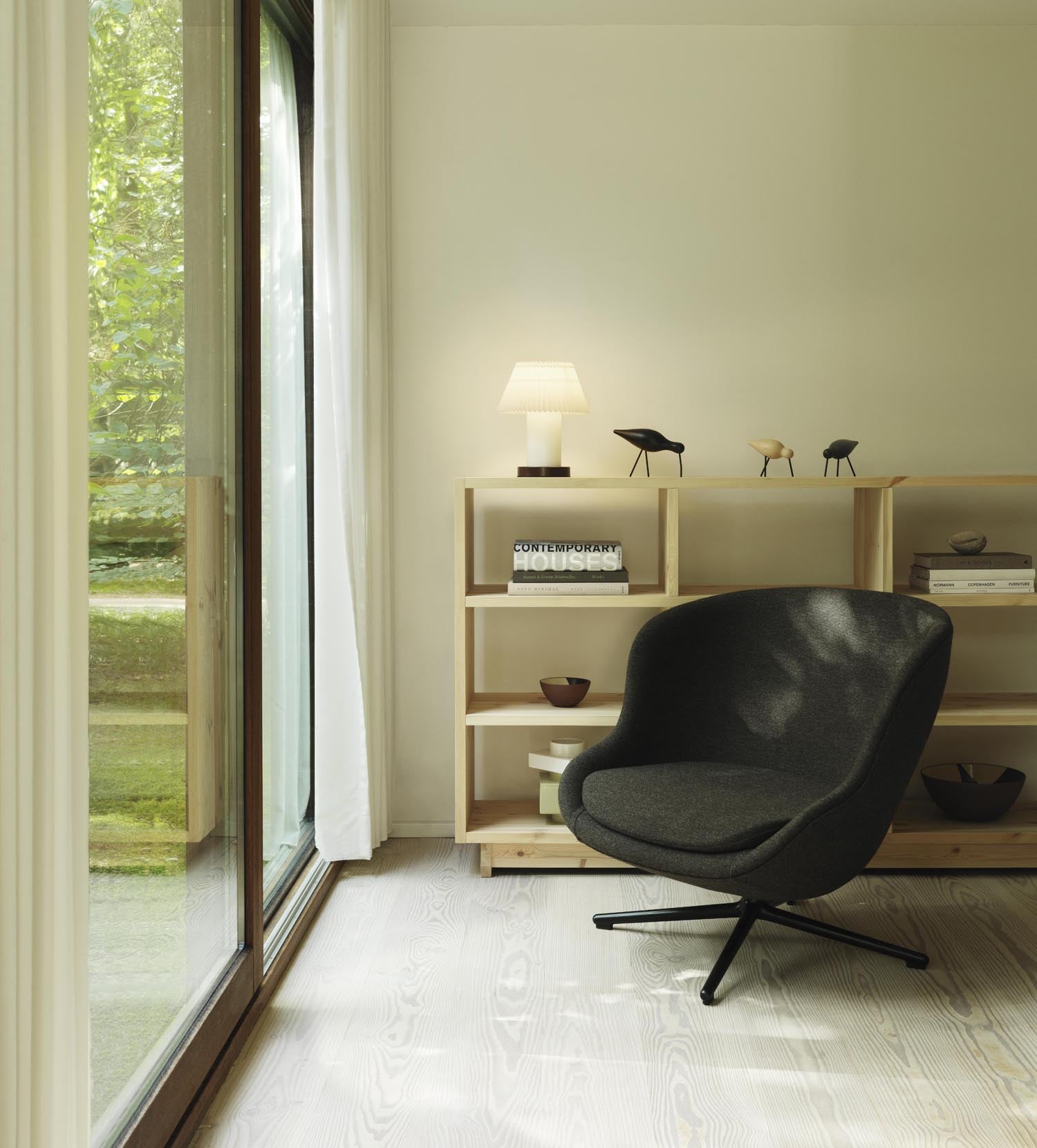Der Hyg Lounge Drehsessel von Normann Copenhagen vereint Hygge, Komfort und stilvolles Design. Wählen Sie aus vielfältigen Polsterungen.